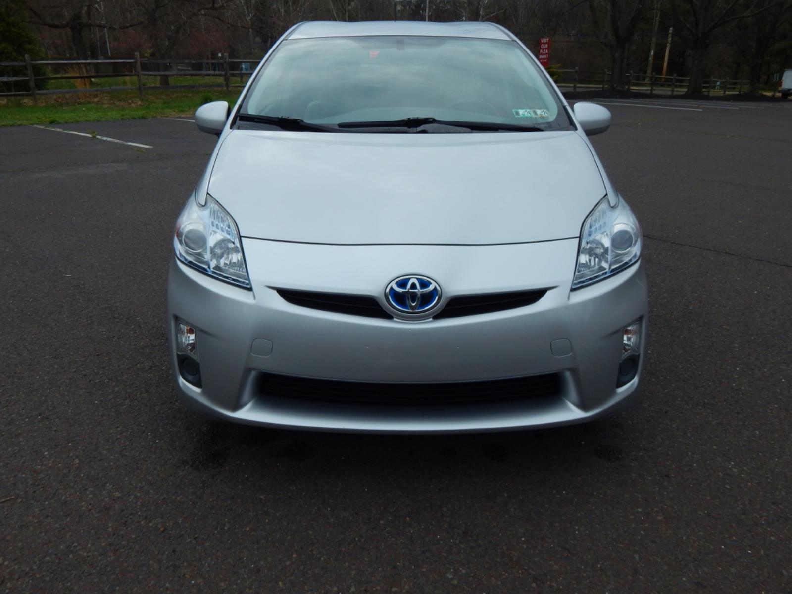 2010 Silver /Gray Leather Toyota Prius IV (JTDKN3DU1A0) with an 1.8 liter 4cyl hybrid engine, CVT Automatic transmission, located at 6528 Lower York Road, New Hope, PA, 18938, (215) 862-9555, 40.358707, -74.977882 - Photo #6